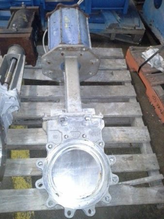 Dezurik 10″-150 knife gate valve with actuator