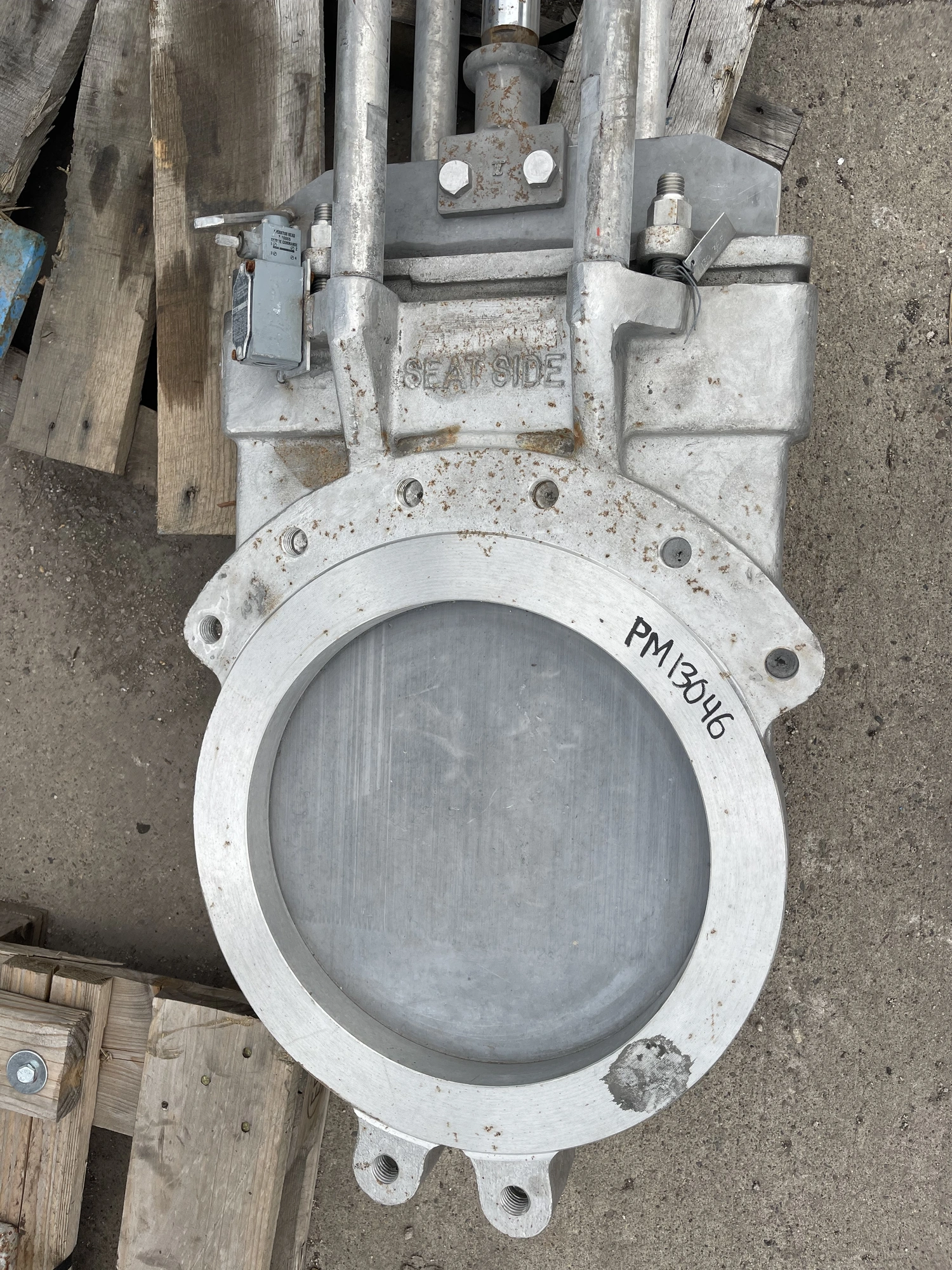 Trueline TL 16″-150 knife gate valve with pneumatic actuator